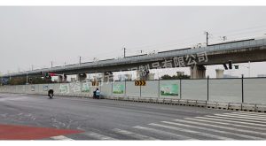 施工围挡旁的人行安全通道怎么布置